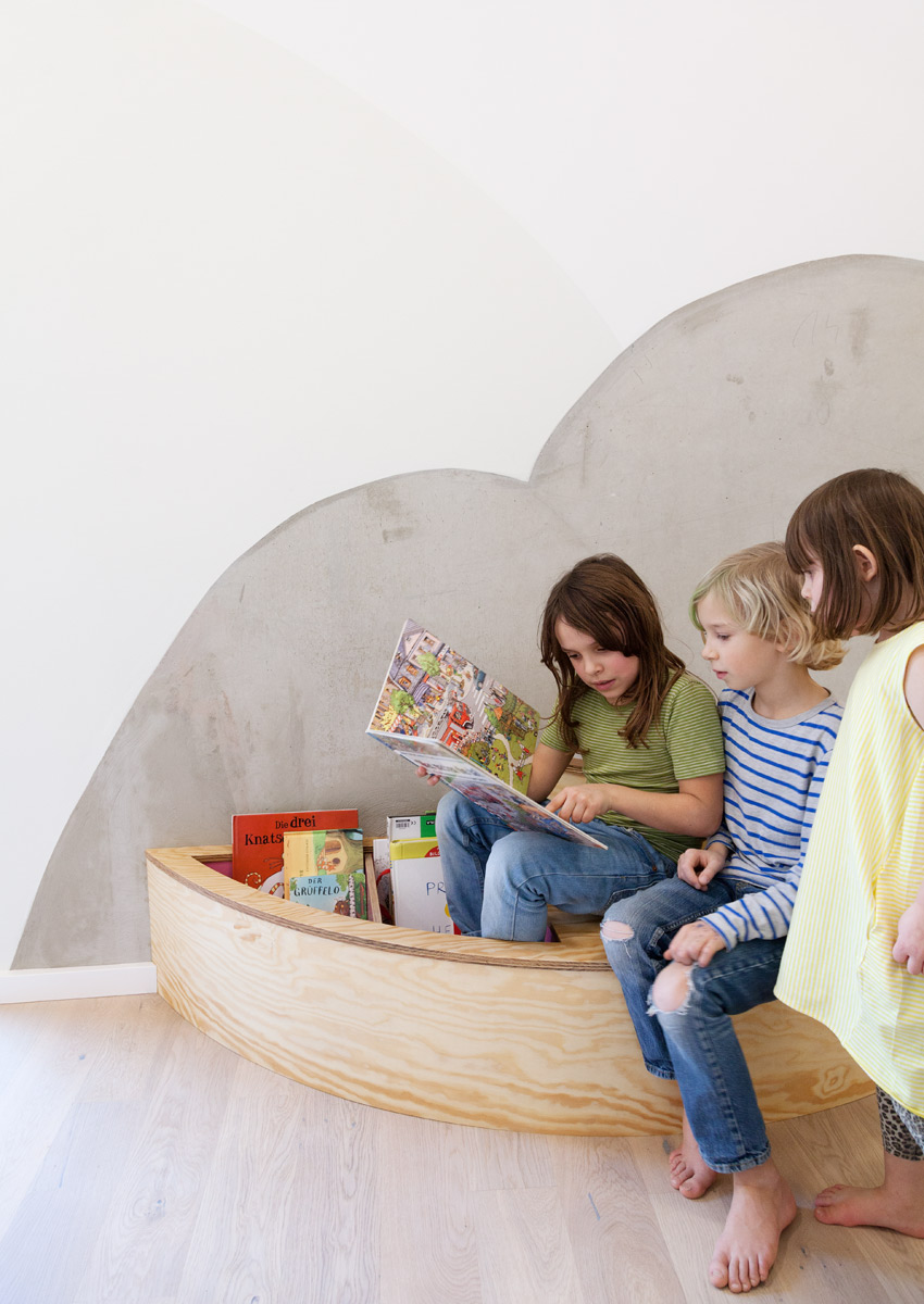 baukind – Daycare Centre unterm Regenschirm Berlin – Reading platform