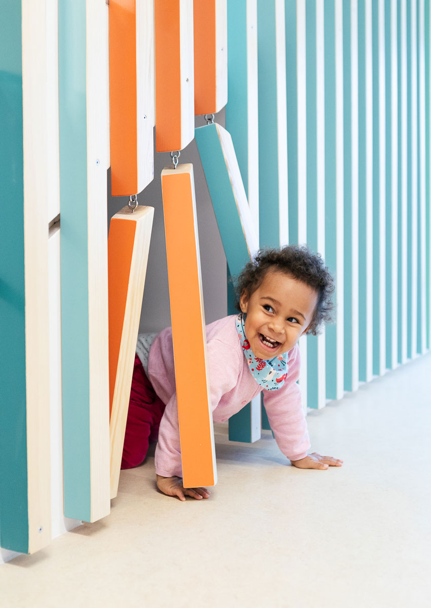 baukind | Kita Weltenbummler – Treppenhaus Spielhöhle baukind – Daycare Centre Weltenbummler Berlin – staircase play cave