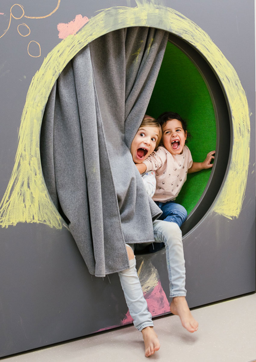 baukind | Betriebskita Aussenbereich Berlin – Garderobe Spielhaus baukind | book – Designing Spaces for Children, Jovis Verlag