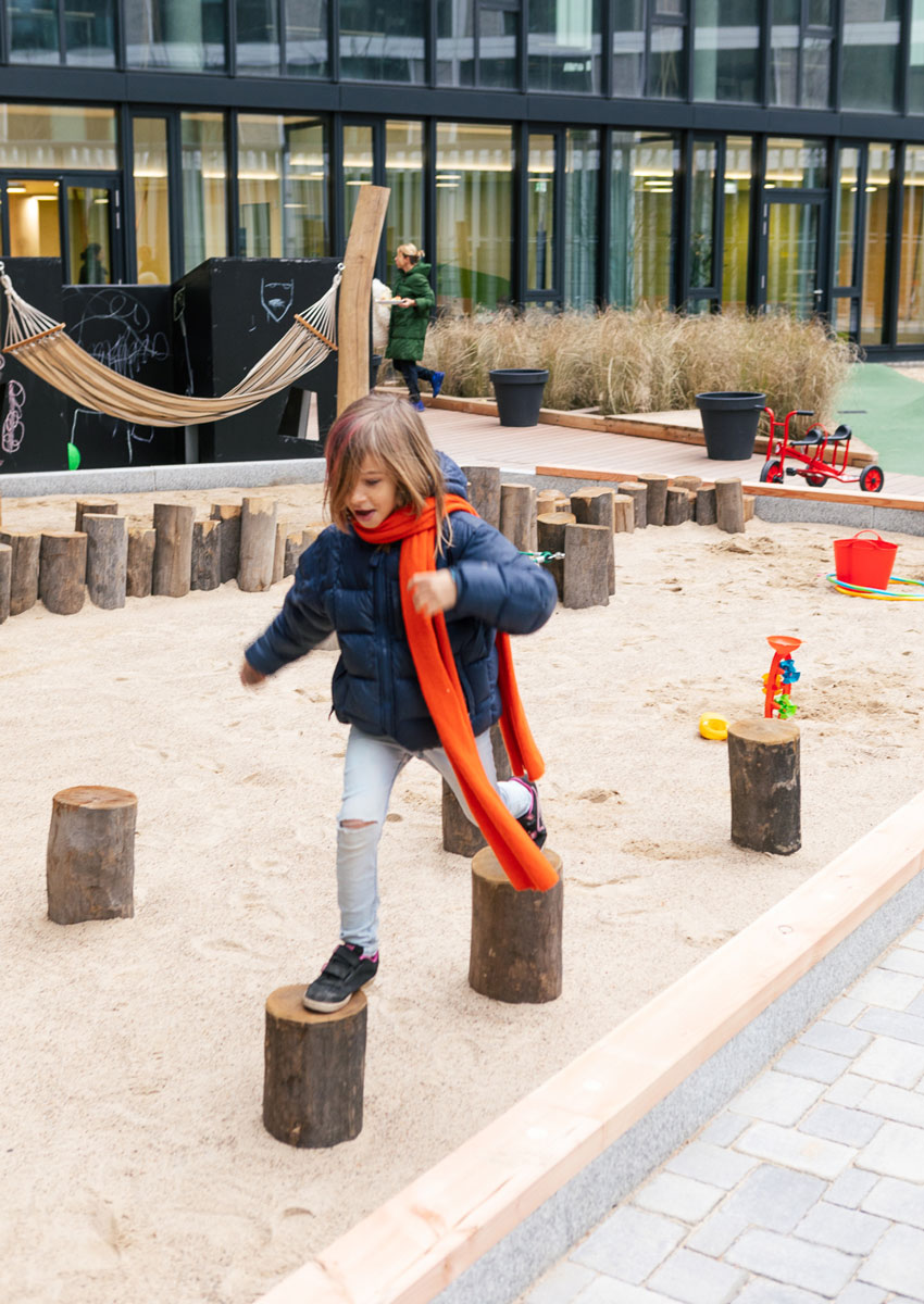 baukind | Betriebskita Aussenbereich Berlin – Holzstumpf baukind – Company Kindergarten Berlin – Outdoor space - wood