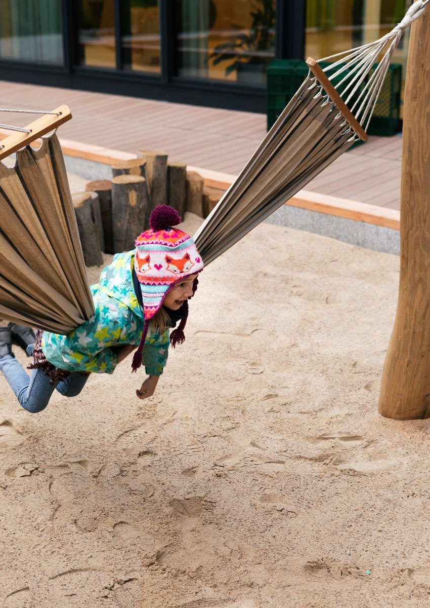 baukind | Betriebskita Aussenbereich Berlin – Hängematte baukind – Company Kindergarten Berlin – Outdoor space - Hammock