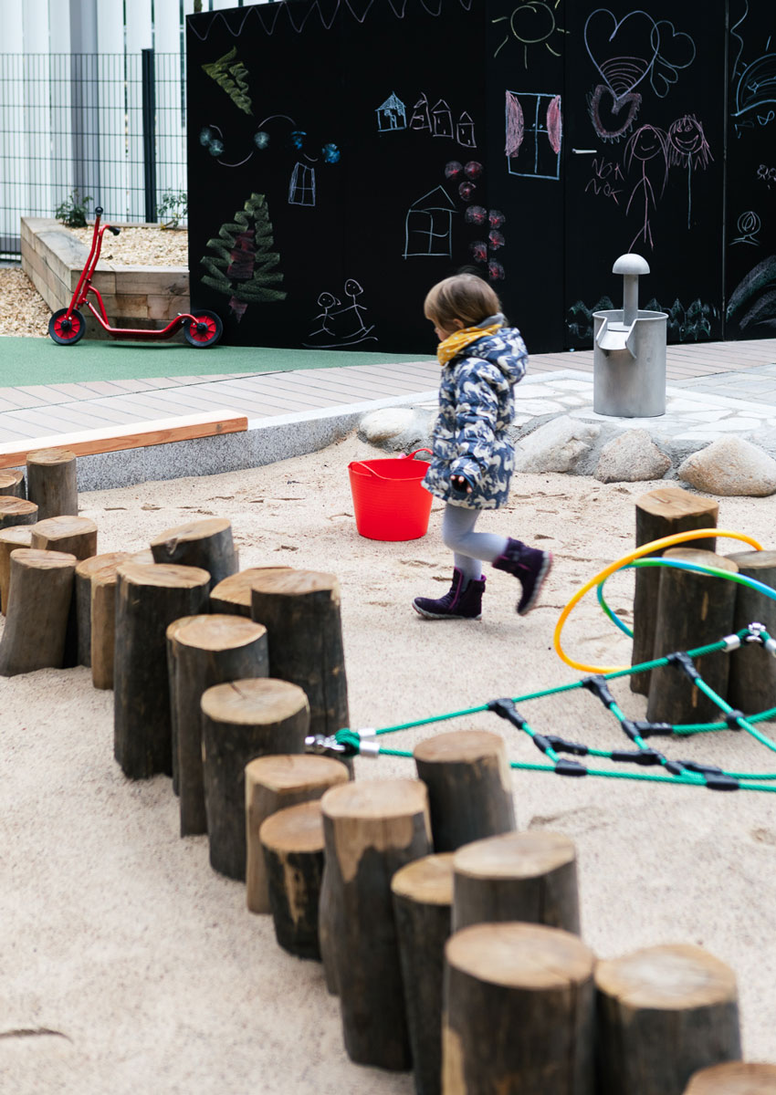 baukind | Betriebskita Aussenbereich Berlin – Wasserspiel baukind – Company Kindergarten Berlin – Outdoor space - waterplayground