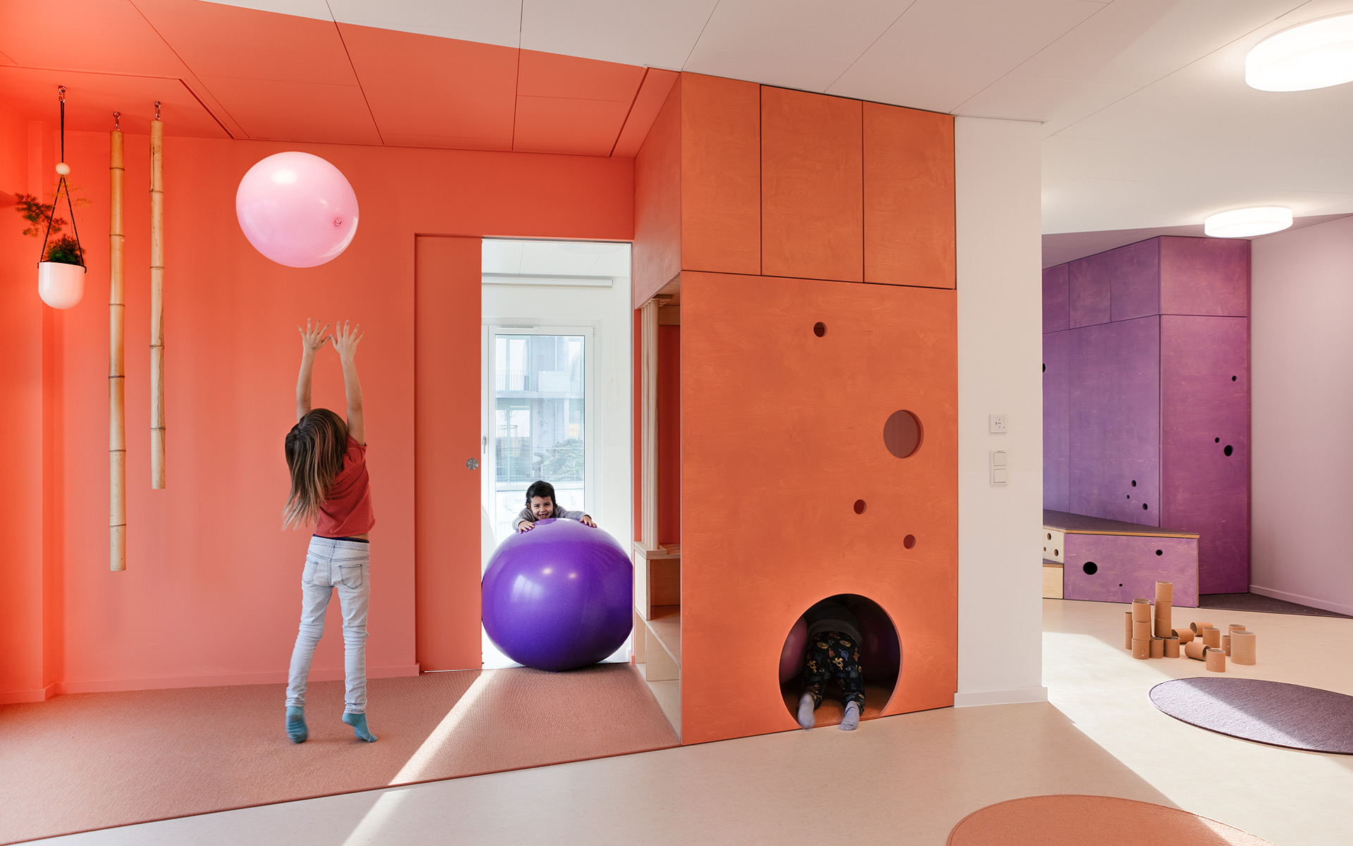 baukind | Kita Weltenbummler Berlin – Portfolio L Daycare Centre Weltenbummler Berlin – Red play niche